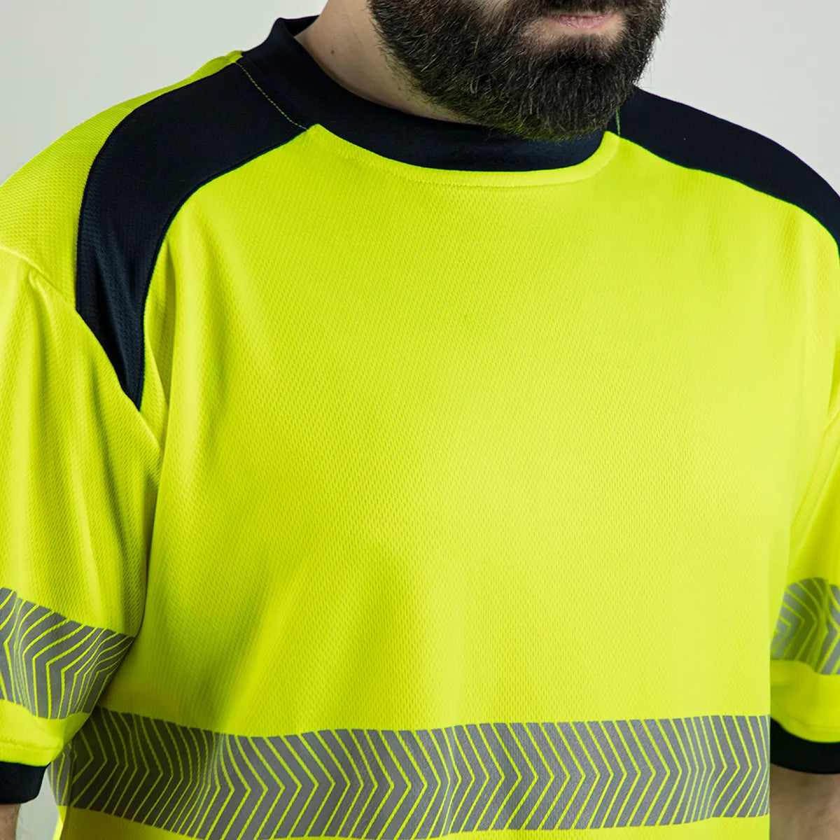 T-shirt de travail haute visibilité manches courtes léger et anti-UV – coloris Jaune fluo/Marine – détail du col